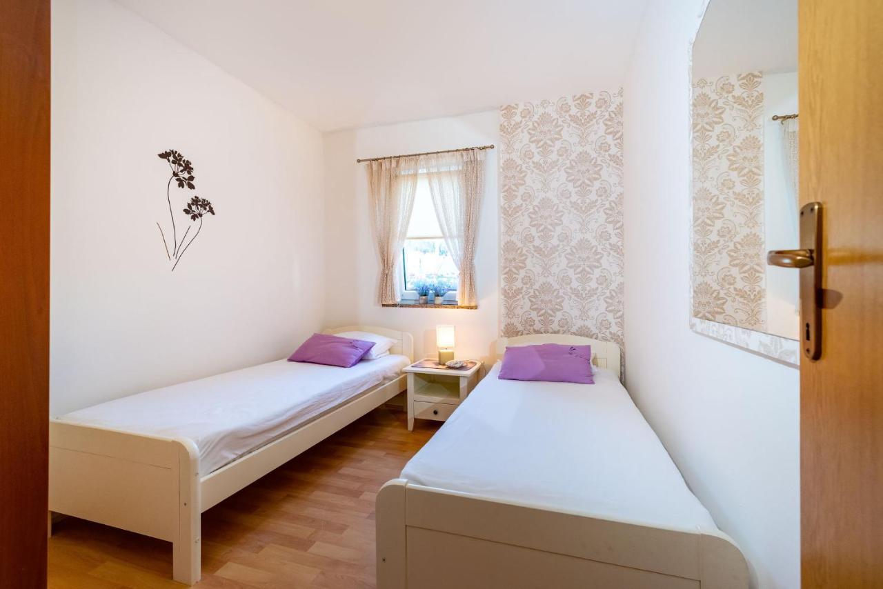 Apartments Milka Povljana Exterior photo